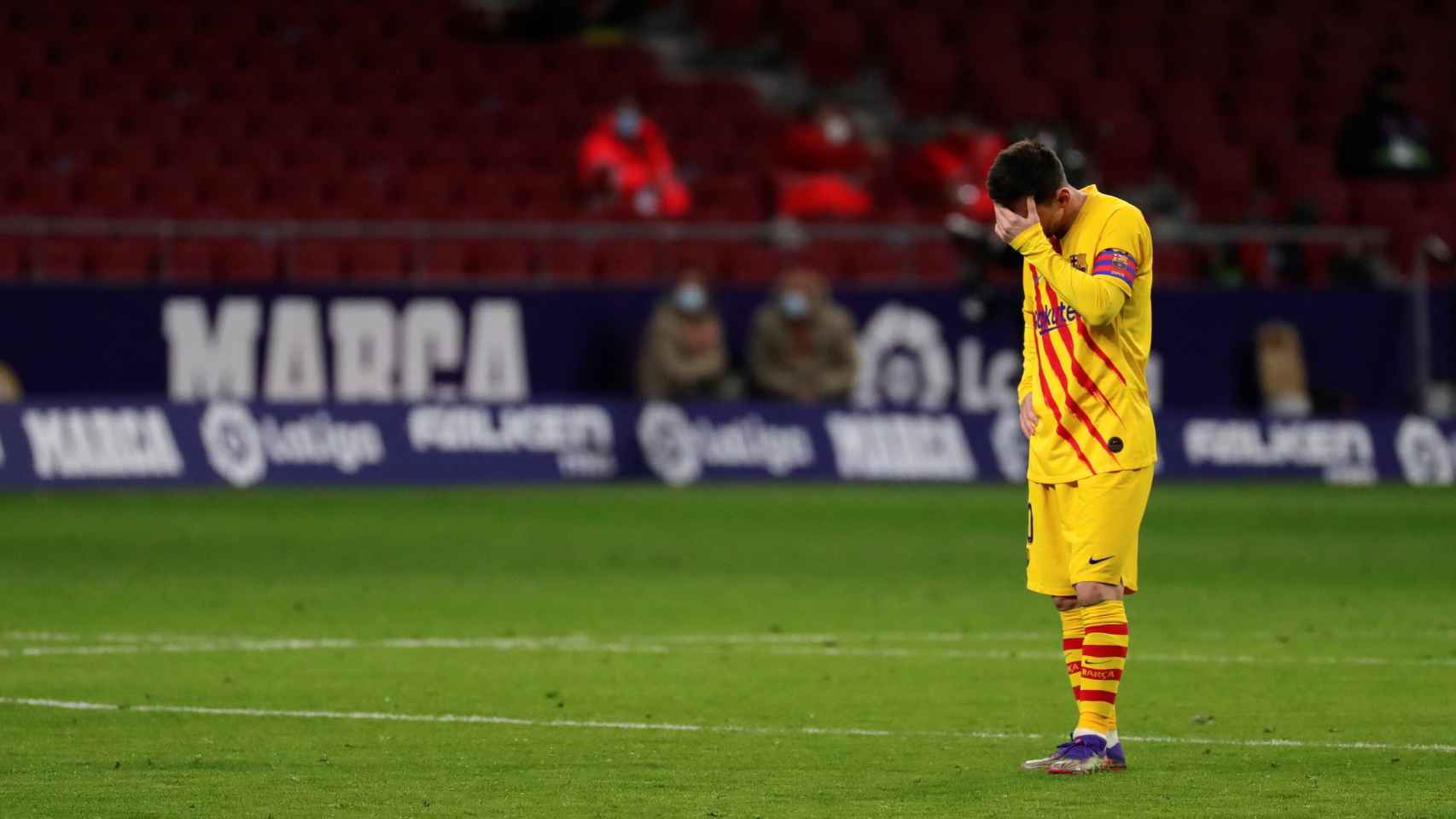 Leo Messi, desolado lamentando la derrota ante el Atlético | EFE