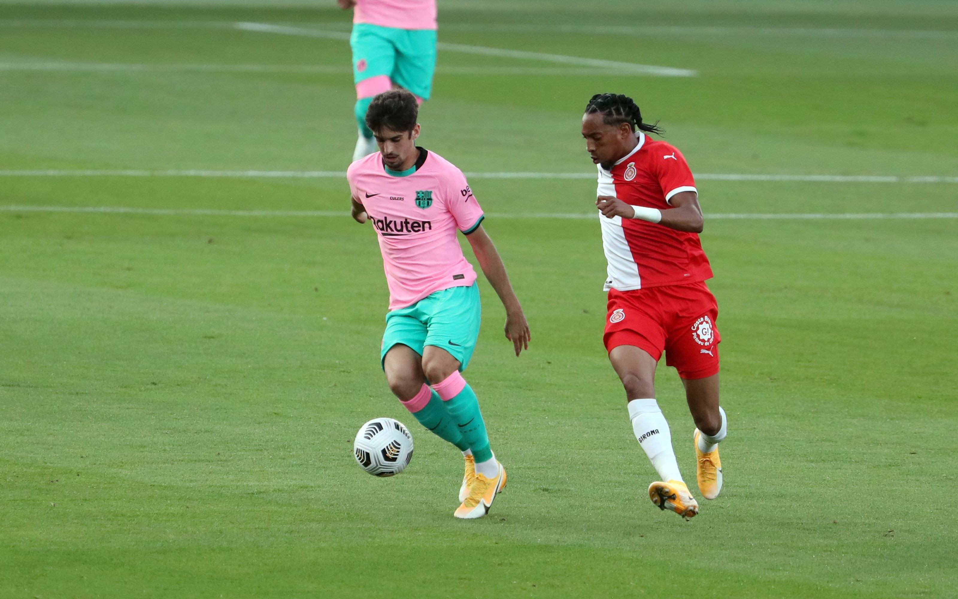 Trincao luchando un balón con Mojica en el Barça-Girona de pretemporada / FC Barcelona