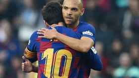 Braithwaite, abrazando a Messi | EFE