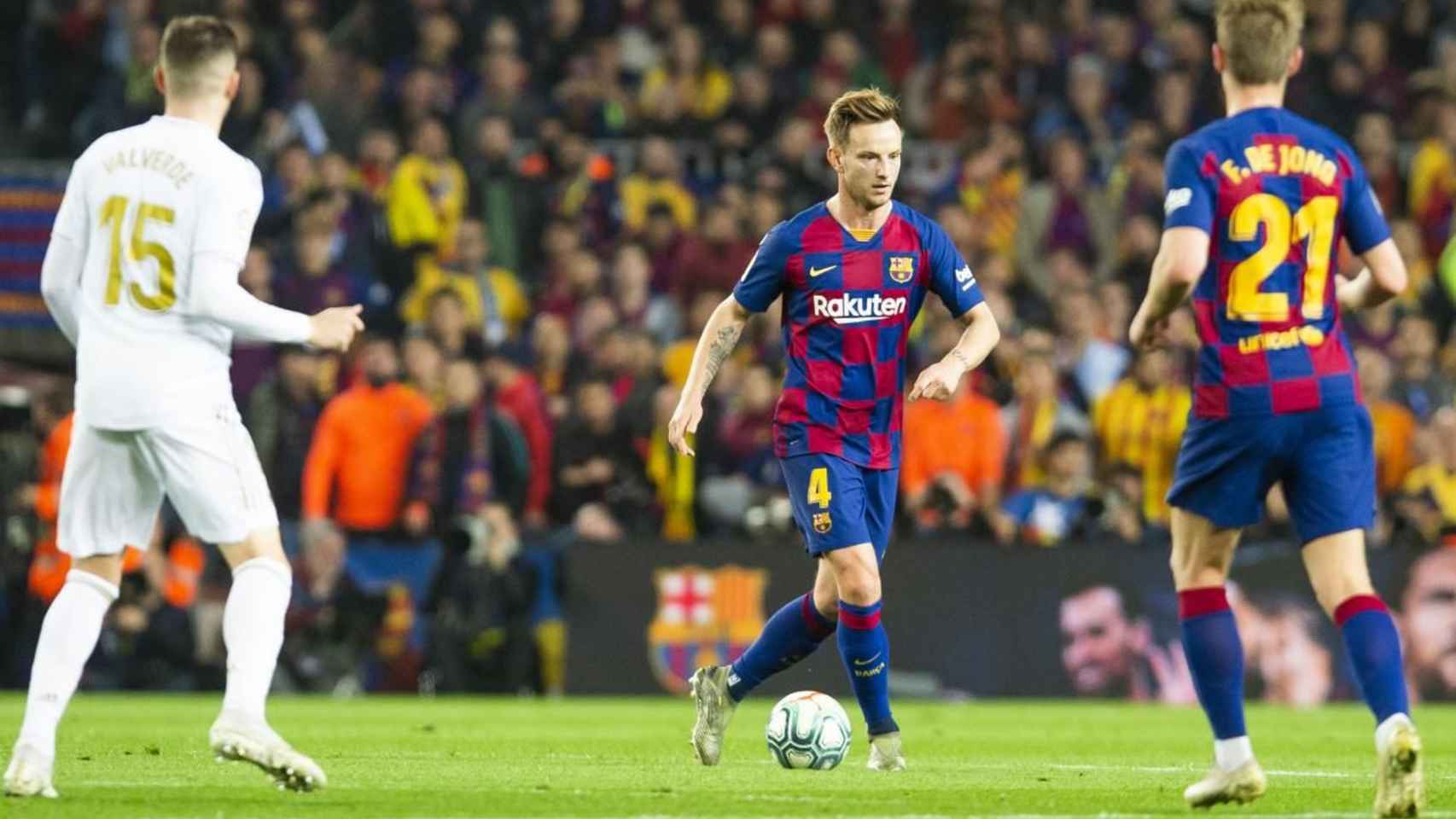 Rakitic con Valverde y De Jong en el clásico / FC Barcelona