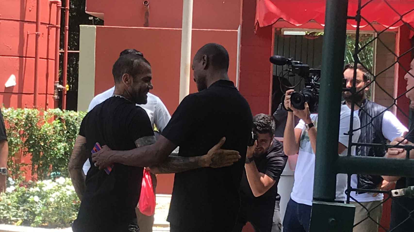 Abidal con Dani Alves en Brasil / @GiovanniChacon_