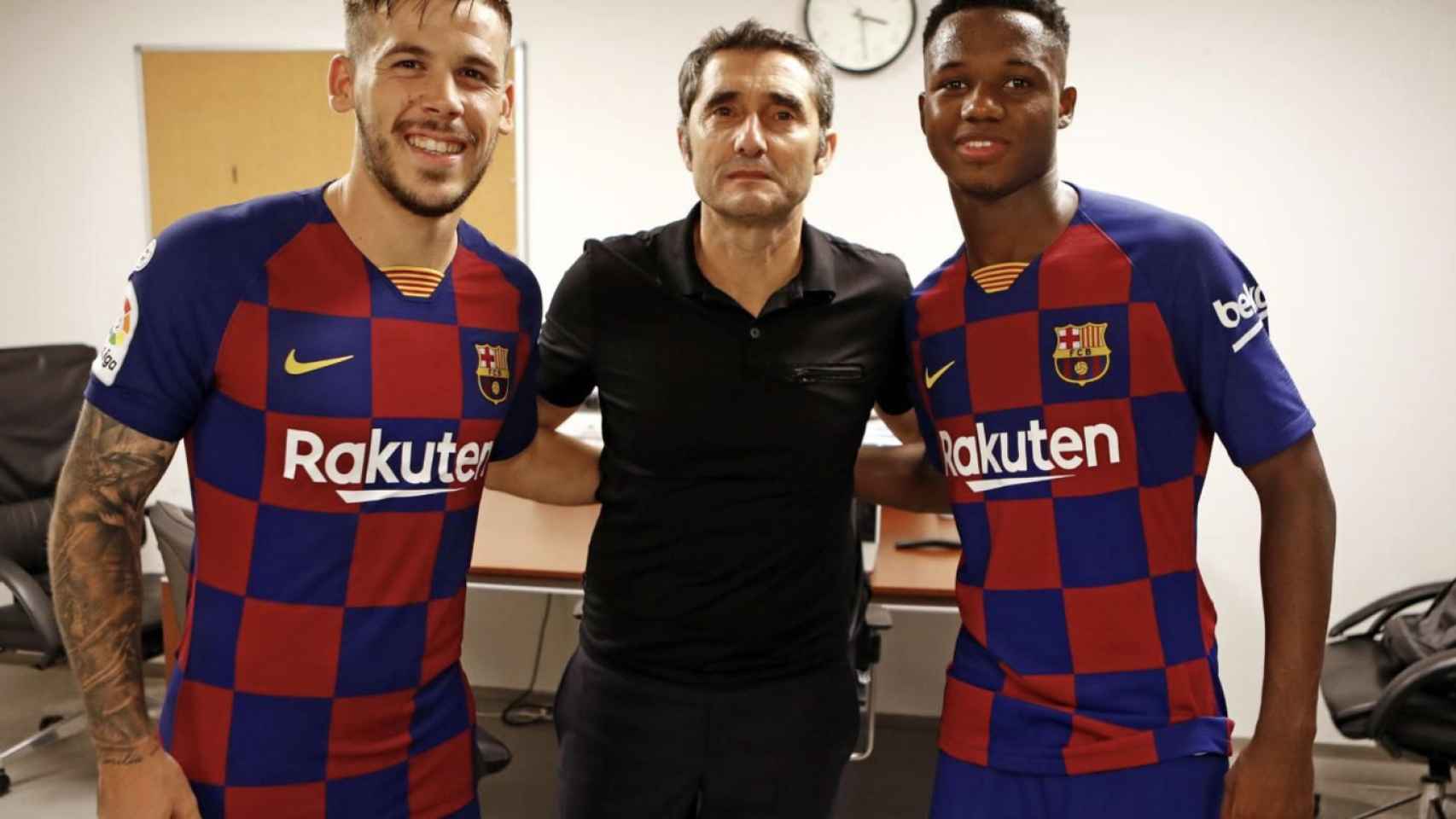 Valverde, con Carles Pérez y Ansu Fati / EFE