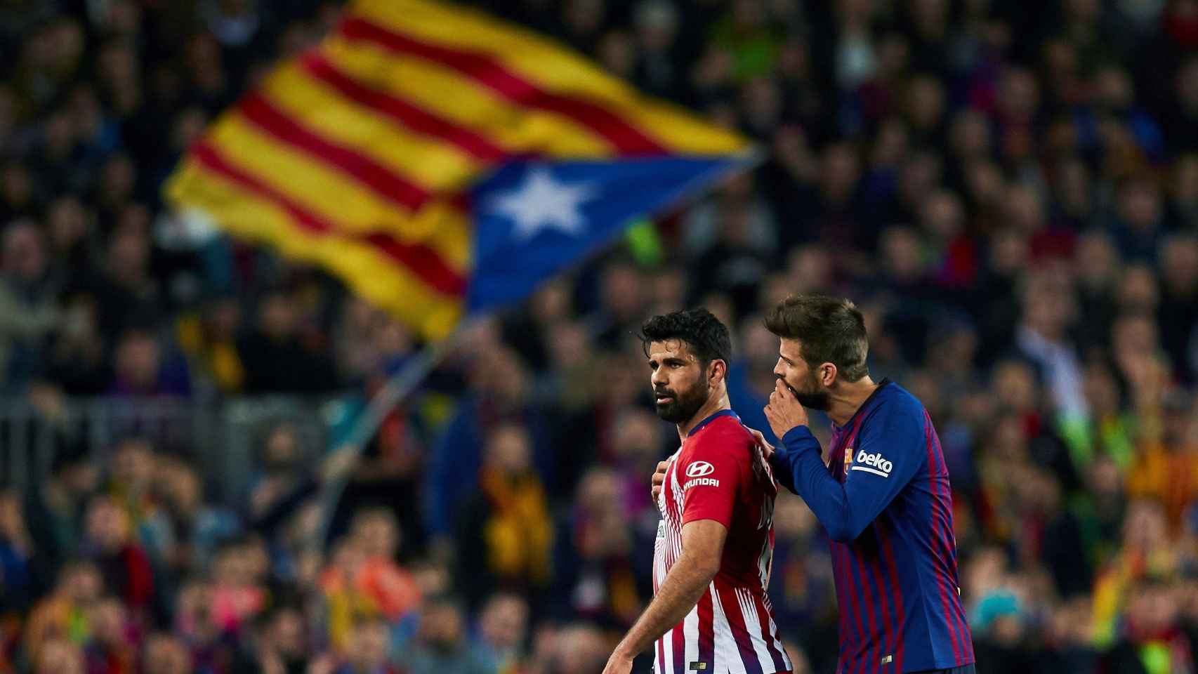 Una foto de Gerard Piqué y Diego Costa tras la expulsión del rojiblanco durante el partido contra el Atlético de Madrid / EFE