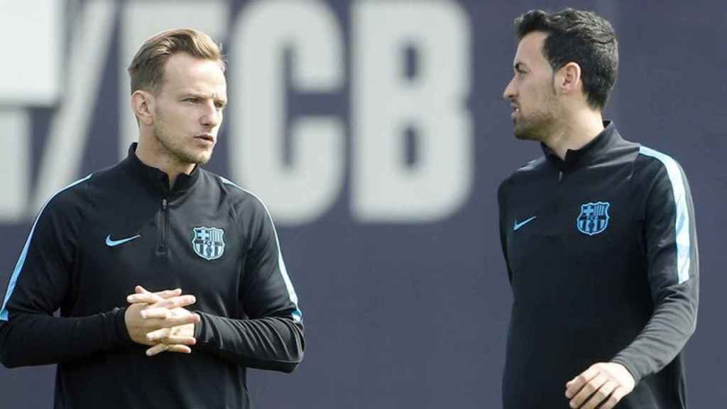 Rakitic y Busquets, socios en el campo y amigos fuera de él / EFE