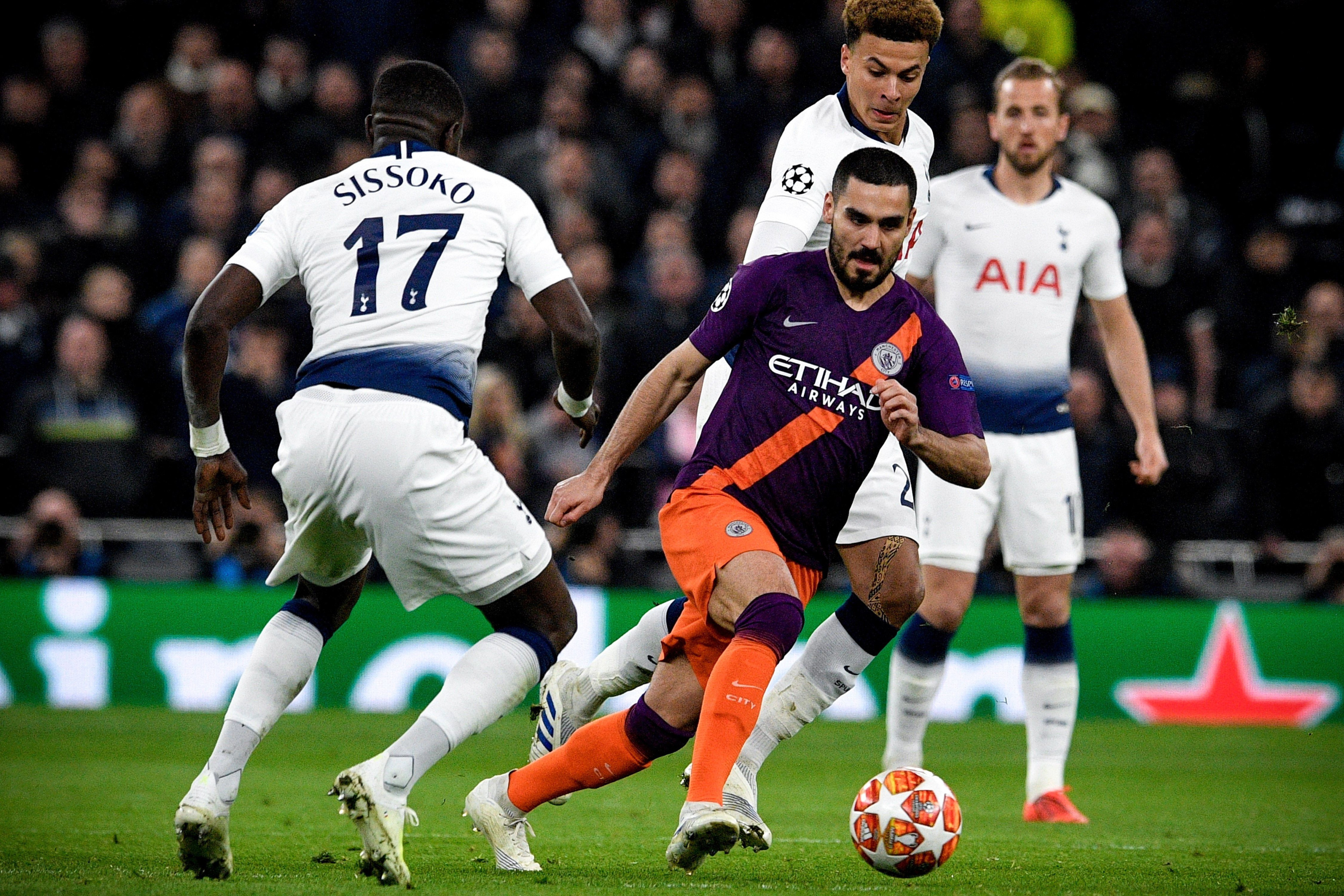 Gündogan y Sissoko disputan un balón durante el Tottenham-Manchester City / EFE