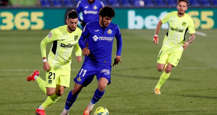 Carles Aleñá ante el Atlético de Madrid con el Getafe / EFE