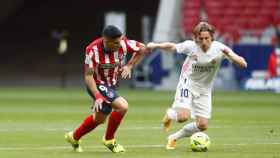 Suárez y Modric en el derbi del Wanda Metropolitano / EFE