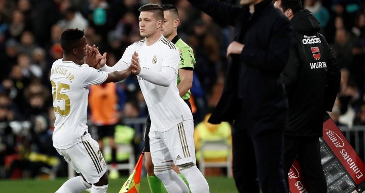 Luka Jovic entrando con Vinicius Junior / EFE