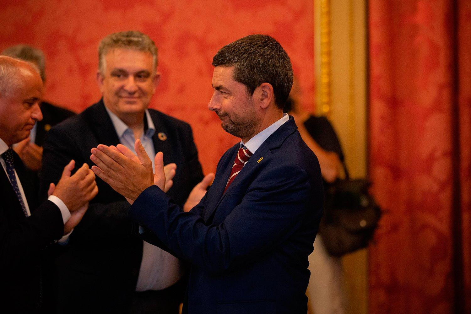 El presidente de la Cámara de Barcelona, Joan Canadell, aplaudiendo en el Pleno Constituyente del Consejo General de Cámaras de Cataluña en la Casa Llotja de Mar en Barcelona / EP