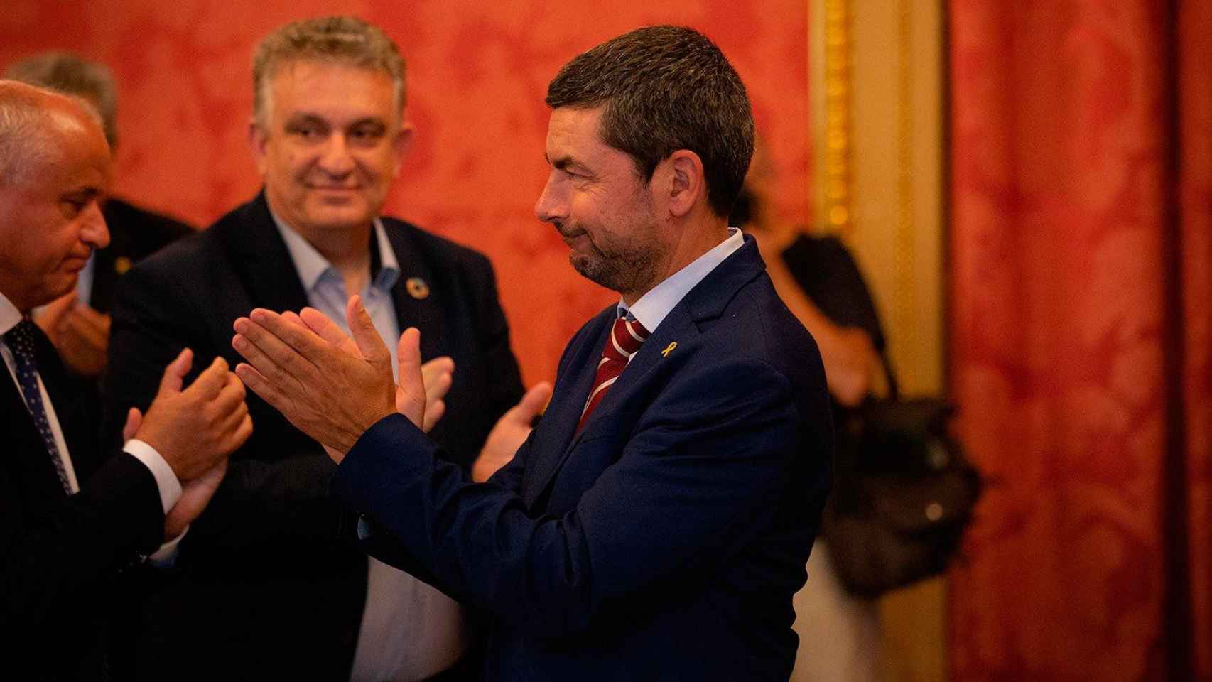 El presidente de la Cámara de Barcelona, Joan Canadell, aplaudiendo en el Pleno Constituyente del Consejo General de Cámaras de Cataluña en la Casa Llotja de Mar en Barcelona / EP