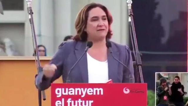 Ada Colau, candidata de Barcelona en Comú, llorando en el mitin central de campaña para las municipales / CG