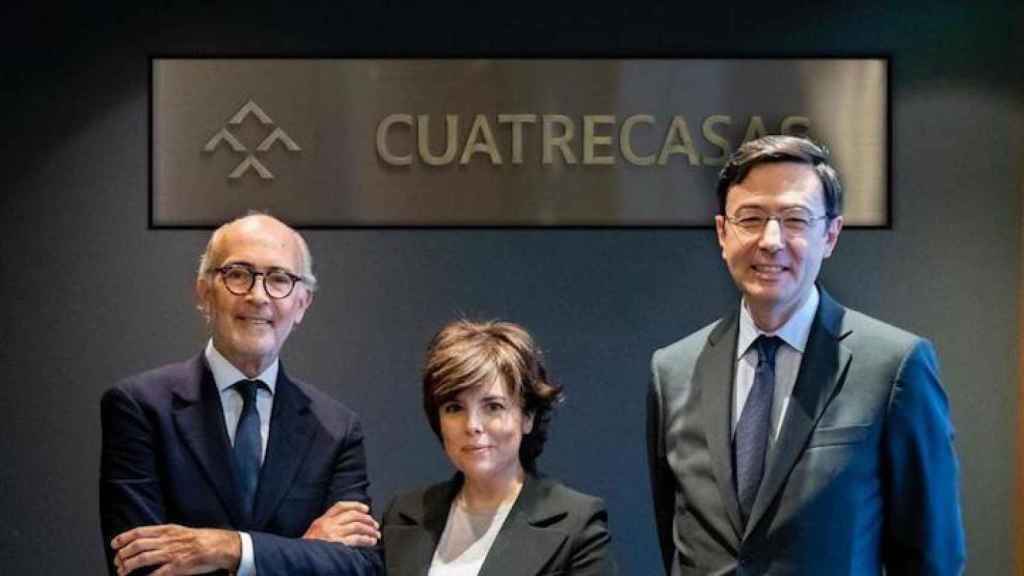 La exvicepresidenta del Gobierno Soraya Sáenz de Santamaría con el equipo Cuatrecasas / CUATRECASAS