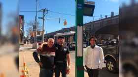 Nicolás Capablo (izq.), consejero delegado de Capmar, junto a una parada de bus sostenible en Nueva York / CEDIDA