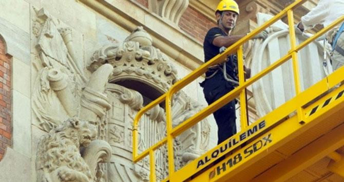 El escudo de Felipe V en la fachada del Parlament / EFE