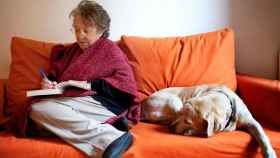 La editora Esther Tusquets, con su perro / LUMEN