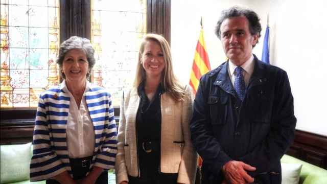 La presidenta de SCC, Elda Mata; la delegada del Gobierno en Cataluña, Maria Eugènia Gay; y el vicepresidente de SCC, Álex Ramos, en el encuentro institucional que han mantenido el 9 de junio de 2022 / SCC