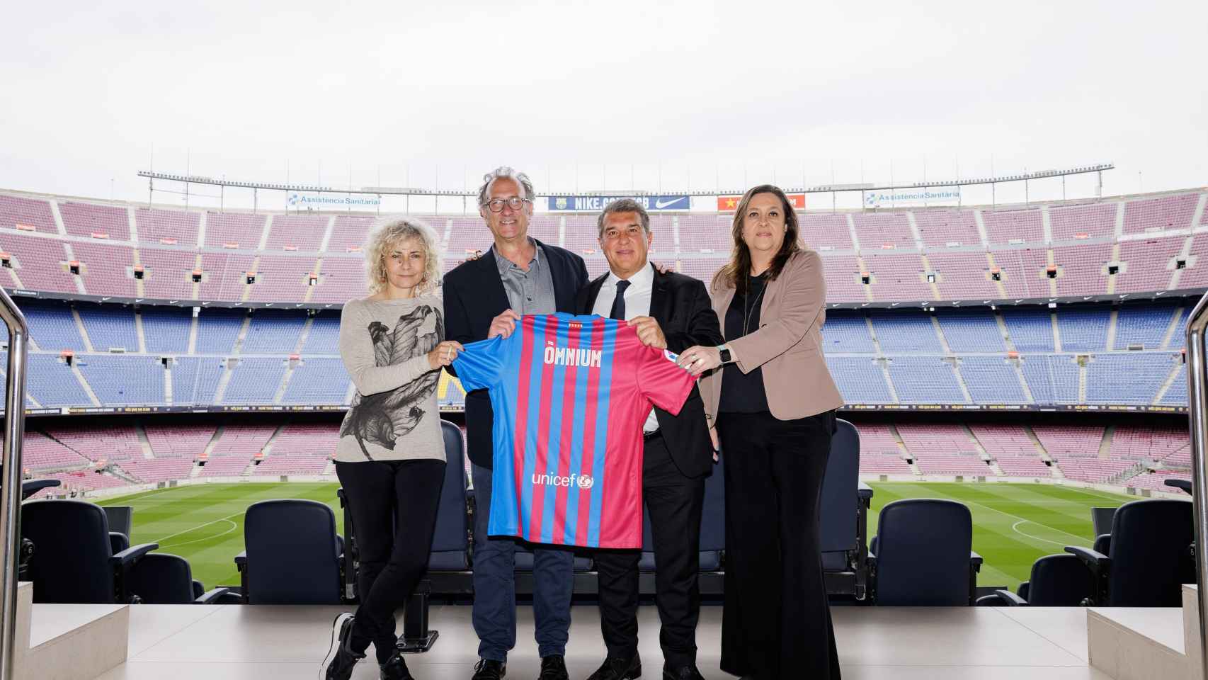 El presidente del Barça, Joan Laporta, posando con dirigentes de Òmnium como la exestrella de TV3 y Catalunya Ràdio Mònica Terribas en el Camp Nou / FCB