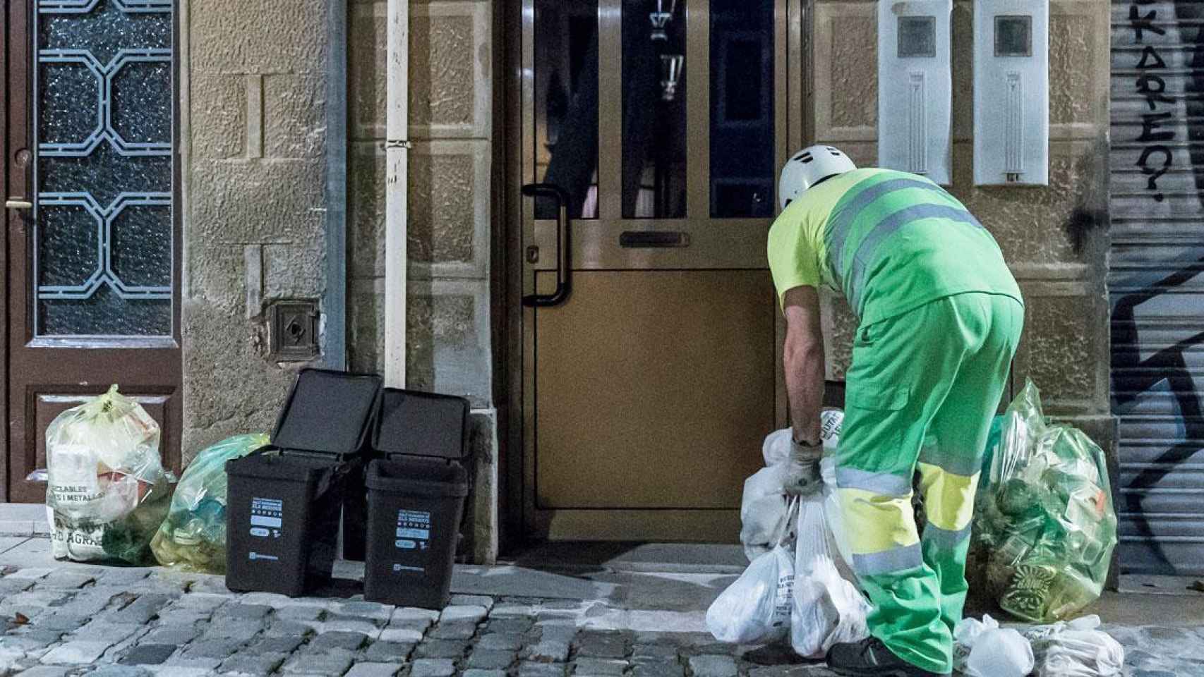 Imagen de la recogida puerta a puerta en Sant Andreu, en Barcelona / AJBCN