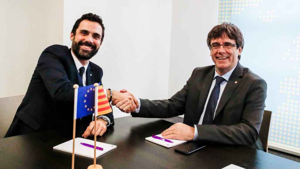 Carles Puigdemont (i) en Bruselas con el presidente del Parlament, Roger Torrent (ERC) / EFE