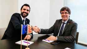 Carles Puigdemont (i) en Bruselas con el presidente del Parlament, Roger Torrent (ERC) / EFE