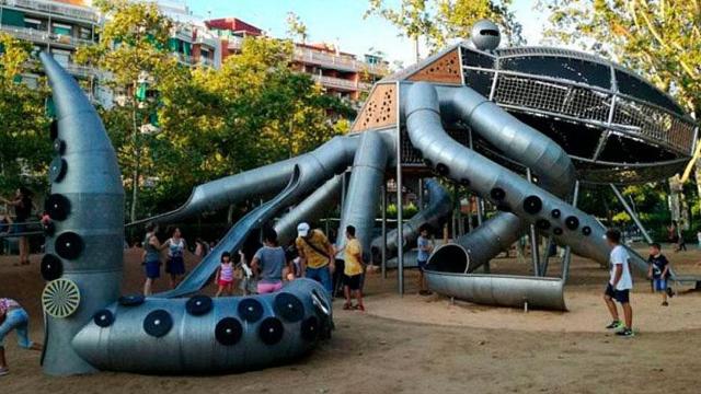 Un grupo de niños juega en un parque infantil de Barcelona / CG