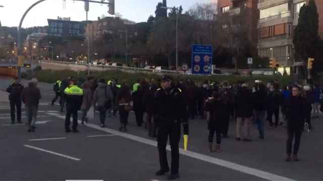 Manifestantes cortan los túneles de Vallvidrera para protestar por el bloqueo diario de la Meridiana