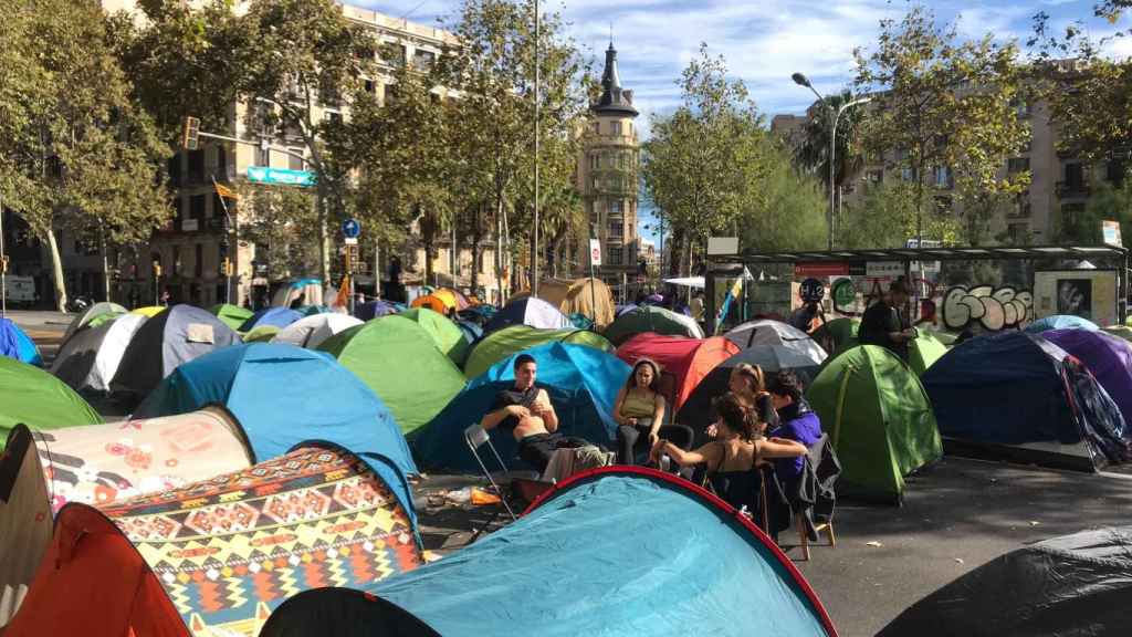 Acampada 'indepe' en la plaza de la Universitat