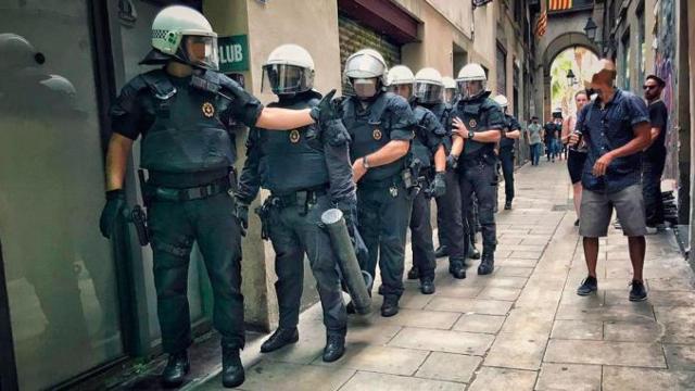 Agentes de la Unidad de Apoyo Policial de la Guardia Urbana, durante una actuación en el casco antiguo de Barcelona / Instagram