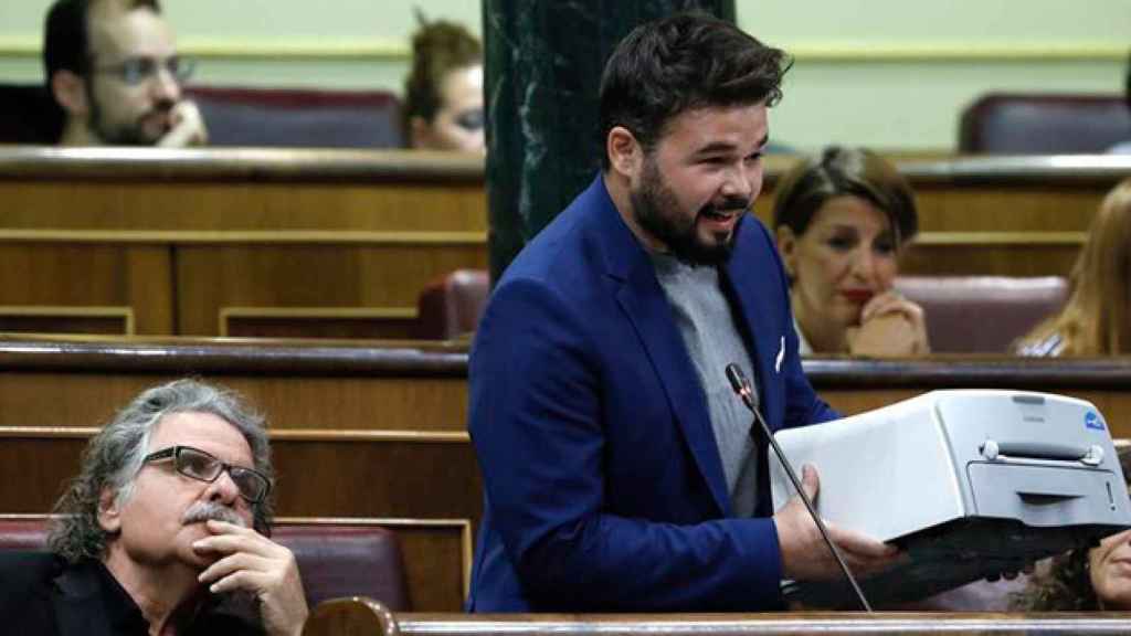 Una foto de archivo de Gabriel Rufián, mostrando escaño una impresora en defensa del referéndum / EFE