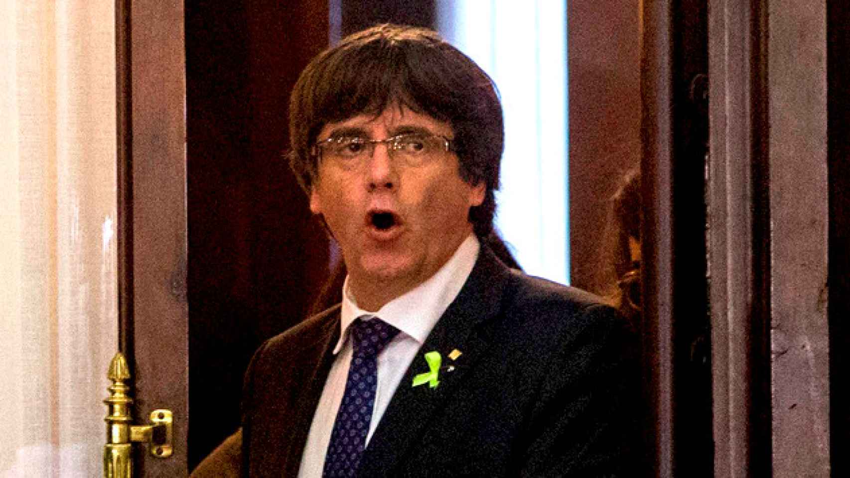 El presidente de la Generalitat, Carles Puigdemont, sale de su despacho en el Parlament en una imagen de archivo / EFE