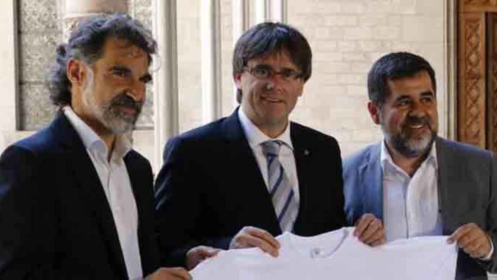 El presidente de Òmnium Cultural, Jordi Cuixart (i), el de la Generalitat, Carles Puigdemont, y el de la ANC, Jordi Sànchez / EFE