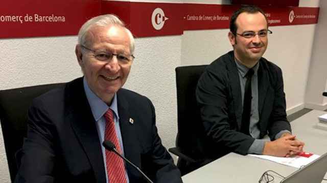 Miquel Valls (i), presidente de la Cámara de Comercio de Barcelona, junto al responsable de estudio de infraestructuras de la institución de dinamización empresarial, Cristian Bardají (d) / CG