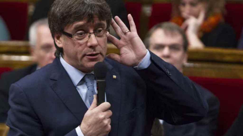 El presidente de la Generalitat, Carles Puigdemont, en el Parlamento catalán / EFE