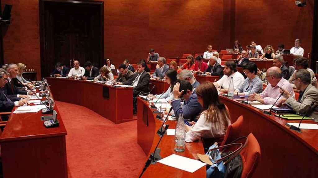 El director de la Oficina Antifraude de Cataluña (OAC), Daniel de Alfonso, en la Comisión de Asuntos institucionales del Parlamento catalán.