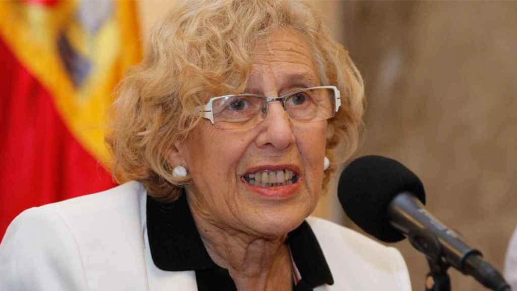 La AVT se ha querellado contra Manuela Carmena por la obra de los titiriteros.