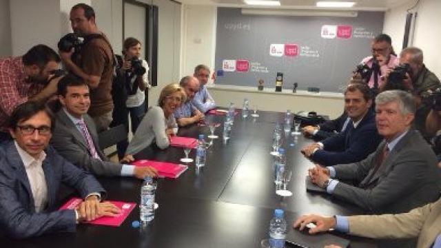 Imagen de una reunión de las delegaciones de C's y UPyD, en septiembre