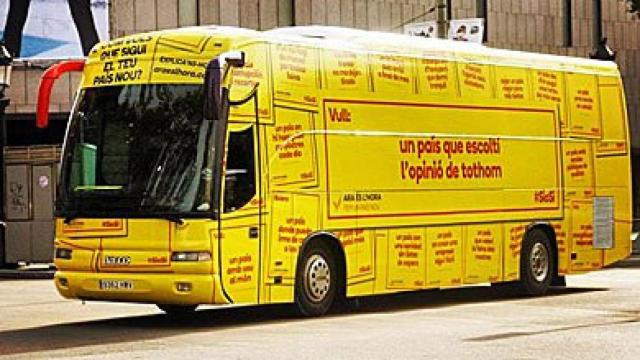 Autobús de la campaña Ara és l'hora, organizada por la ANC y Òmnium Cultural para promover la consulta independentista del 9N