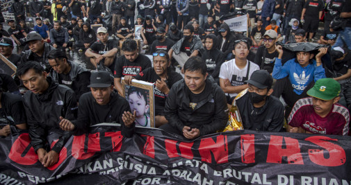 Seguidores de fútbol rezando por las víctimas de la estampida del estadio Kanjuruhan durante una concentración en Malang, Indonesia / EFE - FULLY HANDOKO