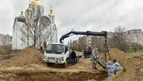 Una fosa común en Kiev, Ucrania / OLEG PETRASYUK - EPA