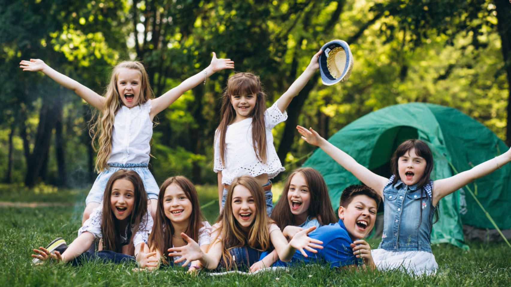 Divertida acampada de niños / FREEPIK