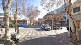 Carrer Pamplona del barrio del Poblenou, donde dos jóvenes retuvieron y cachearon a una joven para robarle / GOOGLE STREET VIEW