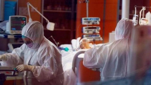 Enfermeros en plena presión hospitalaria por el Covid / EFE