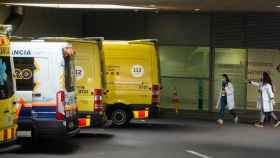 Ambulancias en la entrada de Urgencias del Hospital de la Santa Creu / EFE