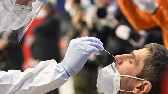 Un hombre se somete a un test contra el coronavirus / EUROPA PRESS