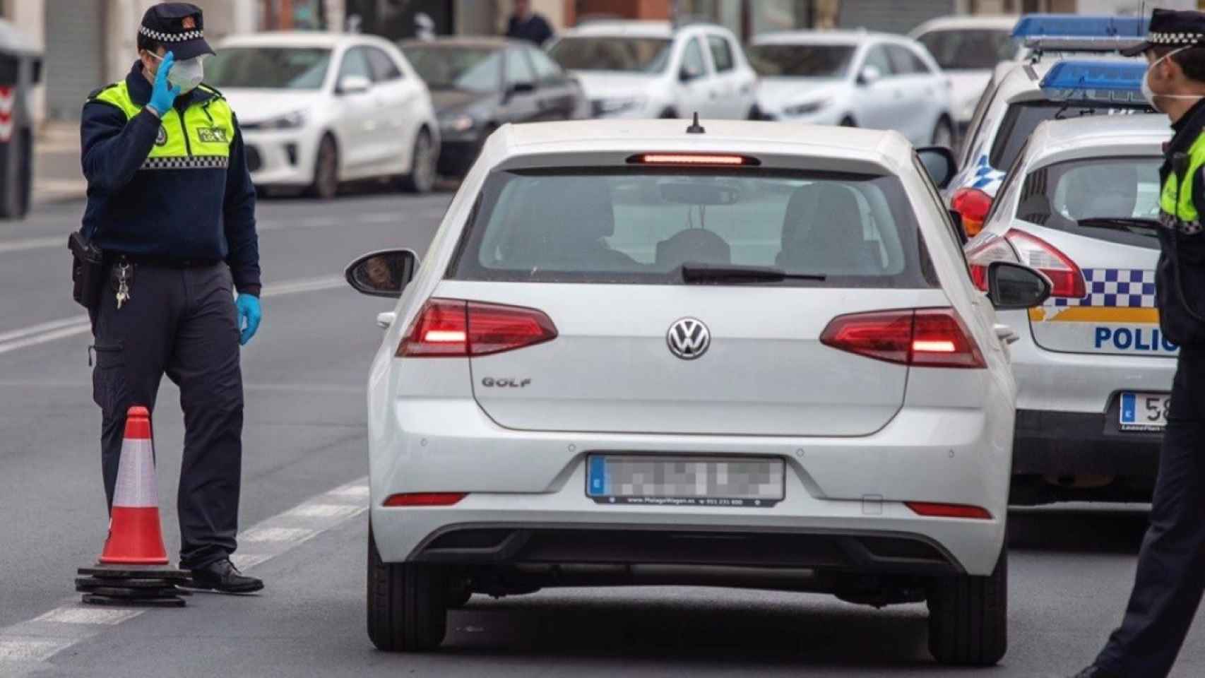 Dos policías locales en un control durante el estado de alarma por el coronavirus / EP