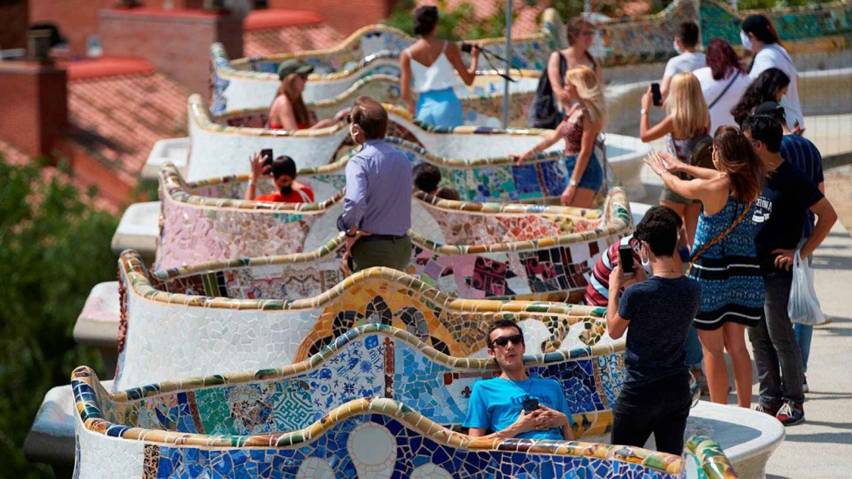 Visitantes sin mascarilla en el Parque Güell de Barcelona / EFE