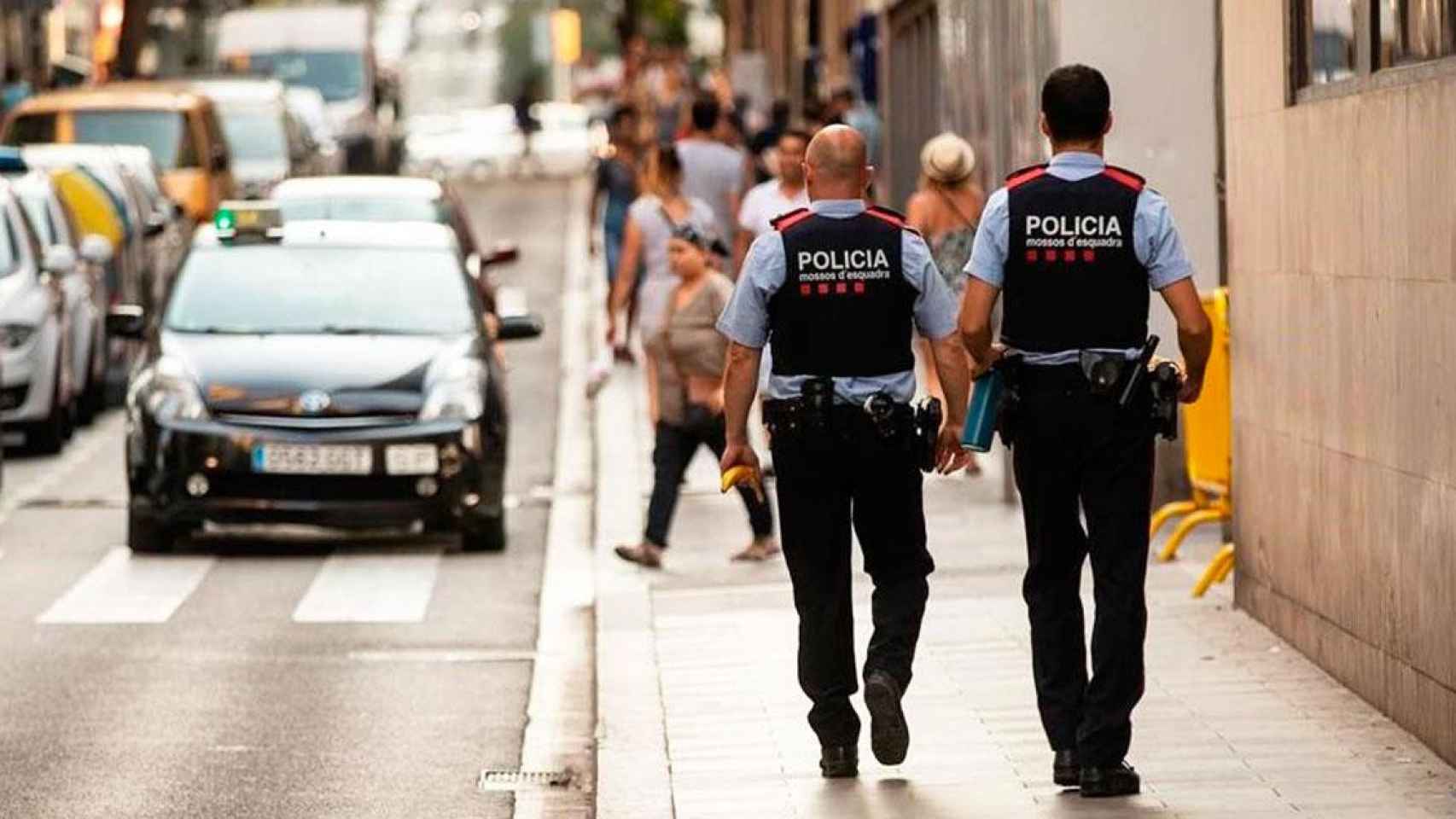 Una pareja de Mossos pasea por Barcelona / CG