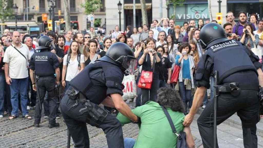 Agentes de Mossos d'Esquadra durante el desalojo de la acampada del 15M en plaza Catalunya / EFE