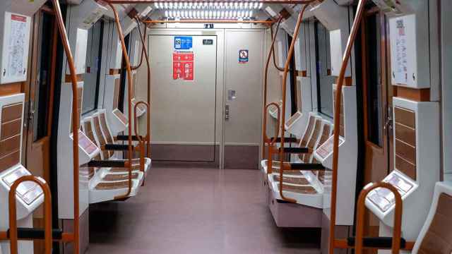 Un vagón de Metro de Madrid totalmente vacío durante la tercera semana de confinamiento por coronavirus / EP