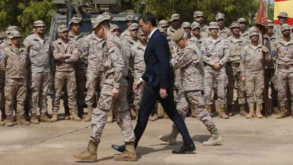 Soldados en Mali junto al presidente del Gobierno, Pedro Sánchez / EFE